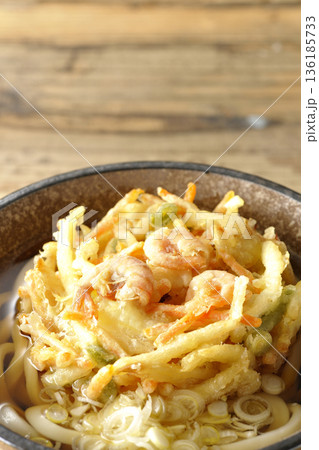海老と野菜のかき揚げうどん 海老と野菜のかき揚げうどん 136185733