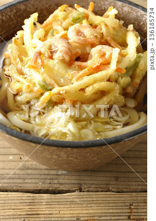 海老と野菜のかき揚げうどん 136185734