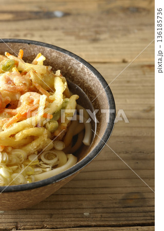 海老と野菜のかき揚げうどん 136185736