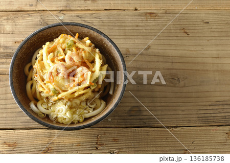 海老と野菜のかき揚げうどん 136185738
