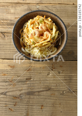海老と野菜のかき揚げうどん 136185742