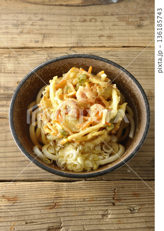 海老と野菜のかき揚げうどん 136185743