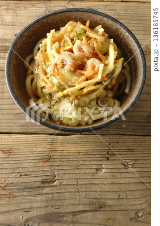 海老と野菜のかき揚げうどん 136185745