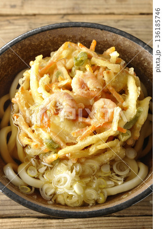 海老と野菜のかき揚げうどん 136185746