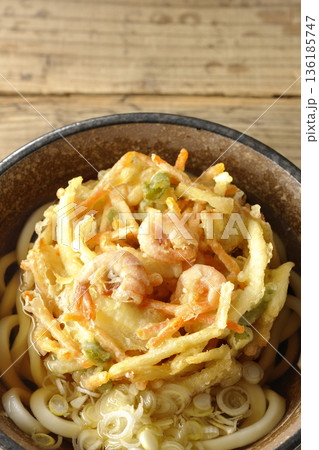 海老と野菜のかき揚げうどん 136185747