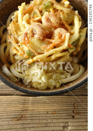 海老と野菜のかき揚げうどん 海老と野菜のかき揚げうどん 136185748