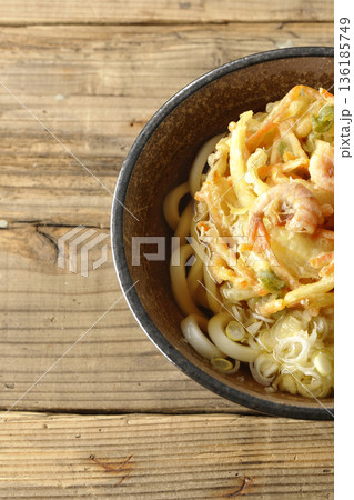 海老と野菜のかき揚げうどん 海老と野菜のかき揚げうどん 136185749