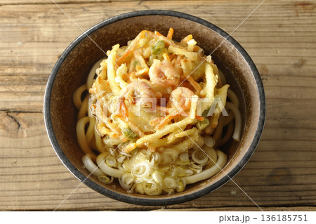 海老と野菜のかき揚げうどん 海老と野菜のかき揚げうどん 136185751
