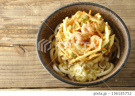 海老と野菜のかき揚げうどん 海老と野菜のかき揚げうどん 136185752