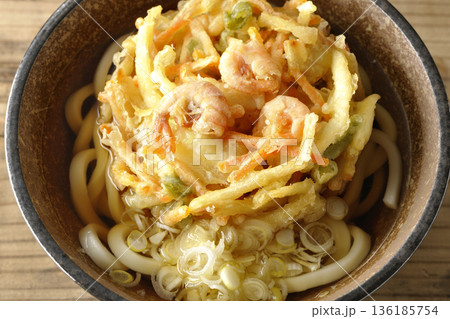 海老と野菜のかき揚げうどん 136185754