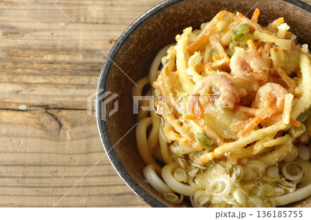 海老と野菜のかき揚げうどん 136185755