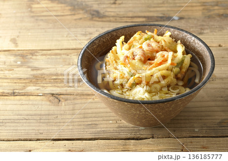 海老と野菜のかき揚げうどん 136185777