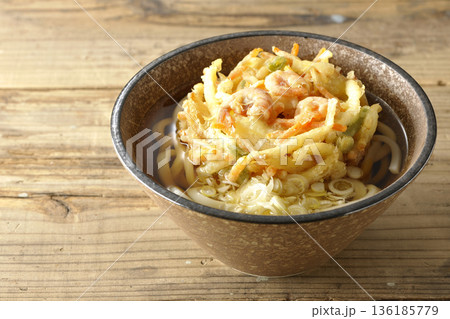 海老と野菜のかき揚げうどん 136185779