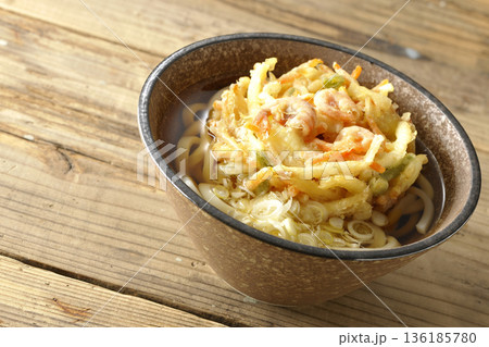 海老と野菜のかき揚げうどん 海老と野菜のかき揚げうどん 136185780