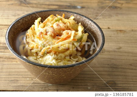 海老と野菜のかき揚げうどん 136185781