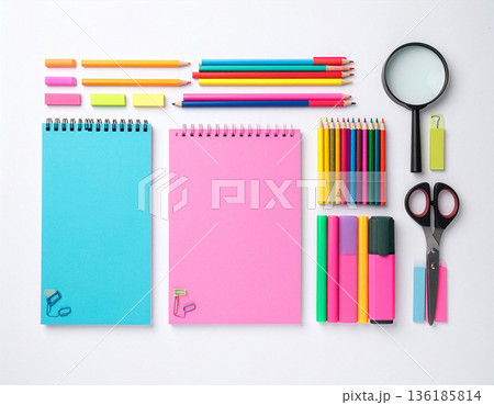白い背景に整然と並べられたカラフルな文房具の俯瞰、フラットレイ・デザイン 136185814
