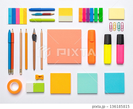 白い背景に整然と並べられたカラフルな文房具の俯瞰、フラットレイ・デザイン 白い背景に整然と並べられたカラフルな文房具の俯瞰、フラットレイ・デザイン 136185815