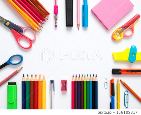 白い背景に整然と並べられたカラフルな文房具の俯瞰、フラットレイ・デザイン 136185817