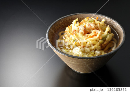 海老と野菜のかき揚げうどんを黒背景で撮影 136185851