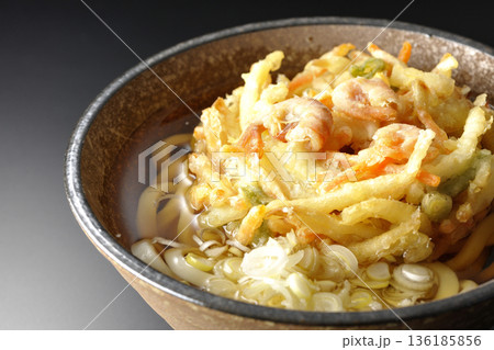海老と野菜のかき揚げうどんを黒背景で撮影 海老と野菜のかき揚げうどんを黒背景で撮影 136185856
