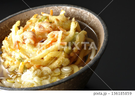 海老と野菜のかき揚げうどんを黒背景で撮影 136185859