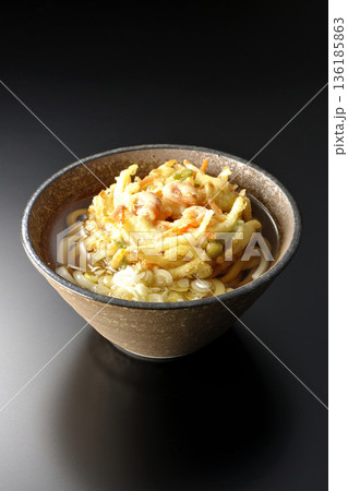 海老と野菜のかき揚げうどんを黒背景で撮影 海老と野菜のかき揚げうどんを黒背景で撮影 136185863