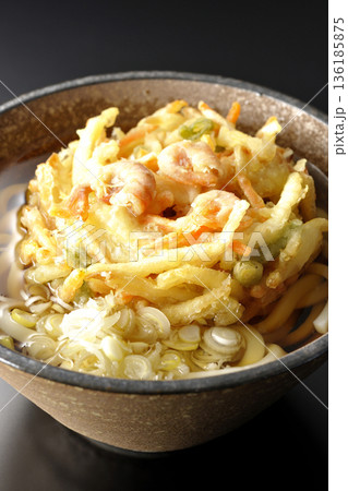 海老と野菜のかき揚げうどんを黒背景で撮影 海老と野菜のかき揚げうどんを黒背景で撮影 136185875