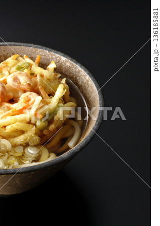 海老と野菜のかき揚げうどんを黒背景で撮影 136185881