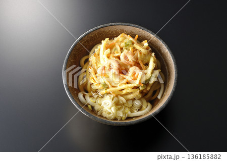 海老と野菜のかき揚げうどんを黒背景で撮影 海老と野菜のかき揚げうどんを黒背景で撮影 136185882