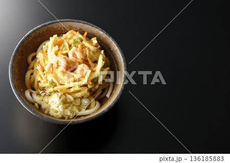 海老と野菜のかき揚げうどんを黒背景で撮影 海老と野菜のかき揚げうどんを黒背景で撮影 136185883