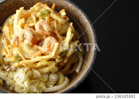海老と野菜のかき揚げうどんを黒背景で撮影 136185891