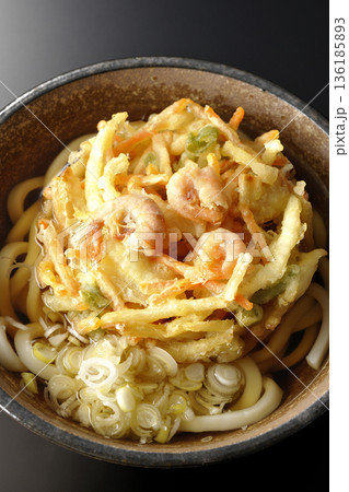 海老と野菜のかき揚げうどんを黒背景で撮影 136185893