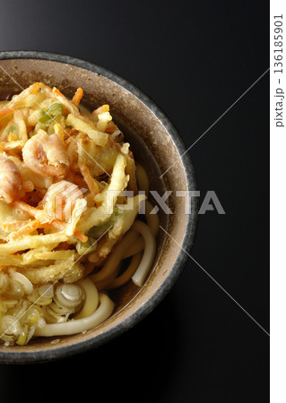 海老と野菜のかき揚げうどんを黒背景で撮影 海老と野菜のかき揚げうどんを黒背景で撮影 136185901