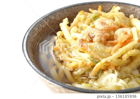 海老と野菜のかき揚げうどんを白背景で撮影 海老と野菜のかき揚げうどんを白背景で撮影 136185936