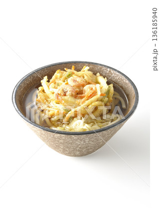海老と野菜のかき揚げうどんを白背景で撮影 海老と野菜のかき揚げうどんを白背景で撮影 136185940