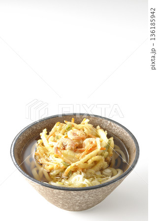 海老と野菜のかき揚げうどんを白背景で撮影 136185942