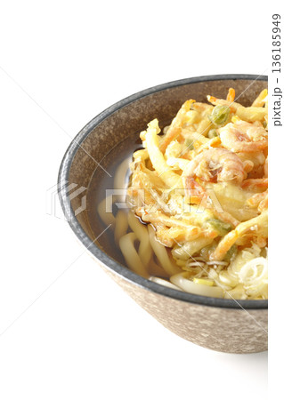 海老と野菜のかき揚げうどんを白背景で撮影 136185949