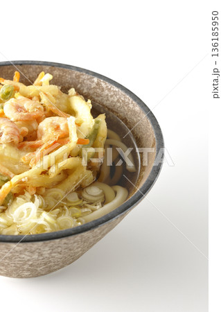 海老と野菜のかき揚げうどんを白背景で撮影 136185950