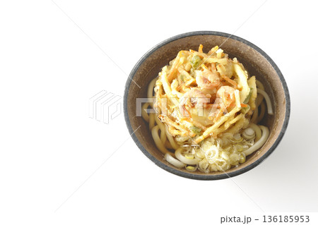 海老と野菜のかき揚げうどんを白背景で撮影 海老と野菜のかき揚げうどんを白背景で撮影 136185953