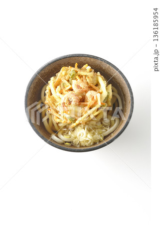 海老と野菜のかき揚げうどんを白背景で撮影 136185954