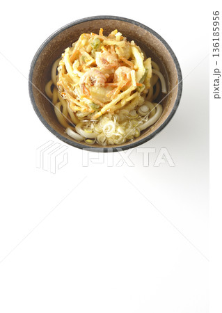 海老と野菜のかき揚げうどんを白背景で撮影 136185956