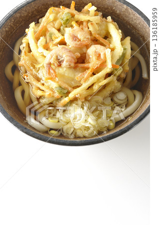 海老と野菜のかき揚げうどんを白背景で撮影 136185959