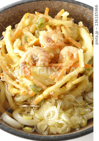 海老と野菜のかき揚げうどんを白背景で撮影 136185966