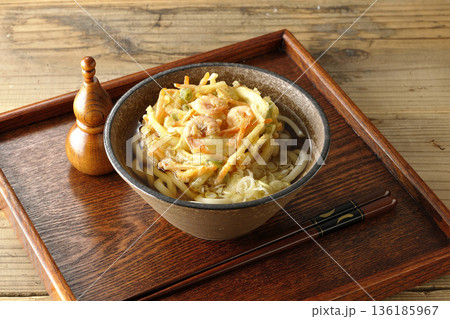 海老と野菜のかき揚げうどん 136185967