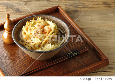 海老と野菜のかき揚げうどん 136185969