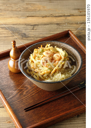 海老と野菜のかき揚げうどん 136185970