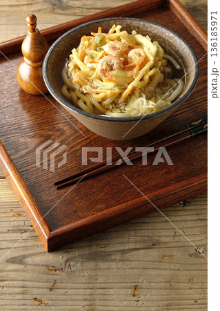 海老と野菜のかき揚げうどん 136185971