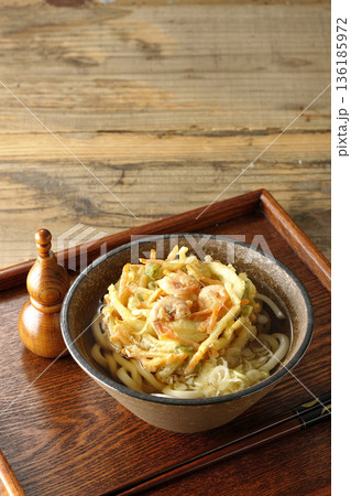 海老と野菜のかき揚げうどん 136185972