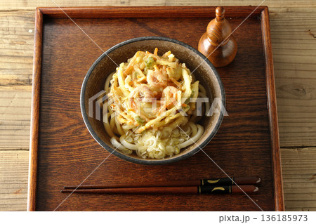 海老と野菜のかき揚げうどん 海老と野菜のかき揚げうどん 136185973