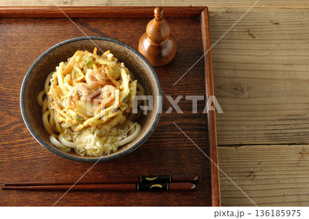 海老と野菜のかき揚げうどん 海老と野菜のかき揚げうどん 136185975